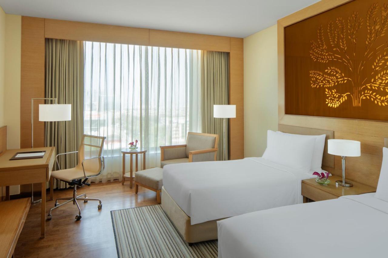 Radisson Blu Hotel New Delhi Dwarka Exterior foto