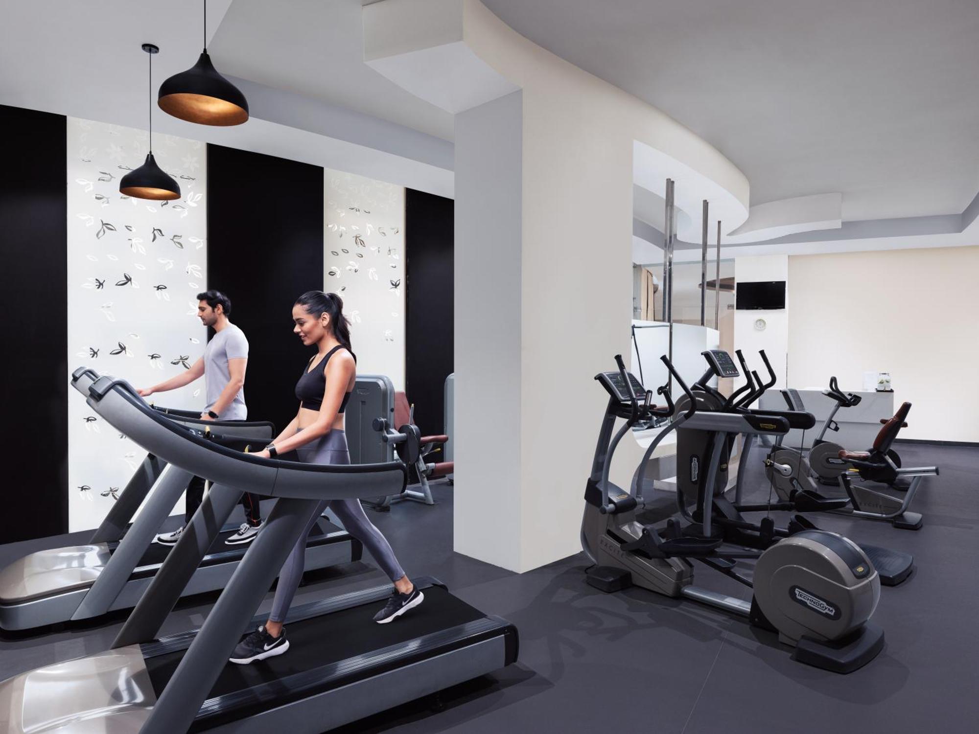 Radisson Blu Hotel New Delhi Dwarka Exterior foto The gym at the hotel