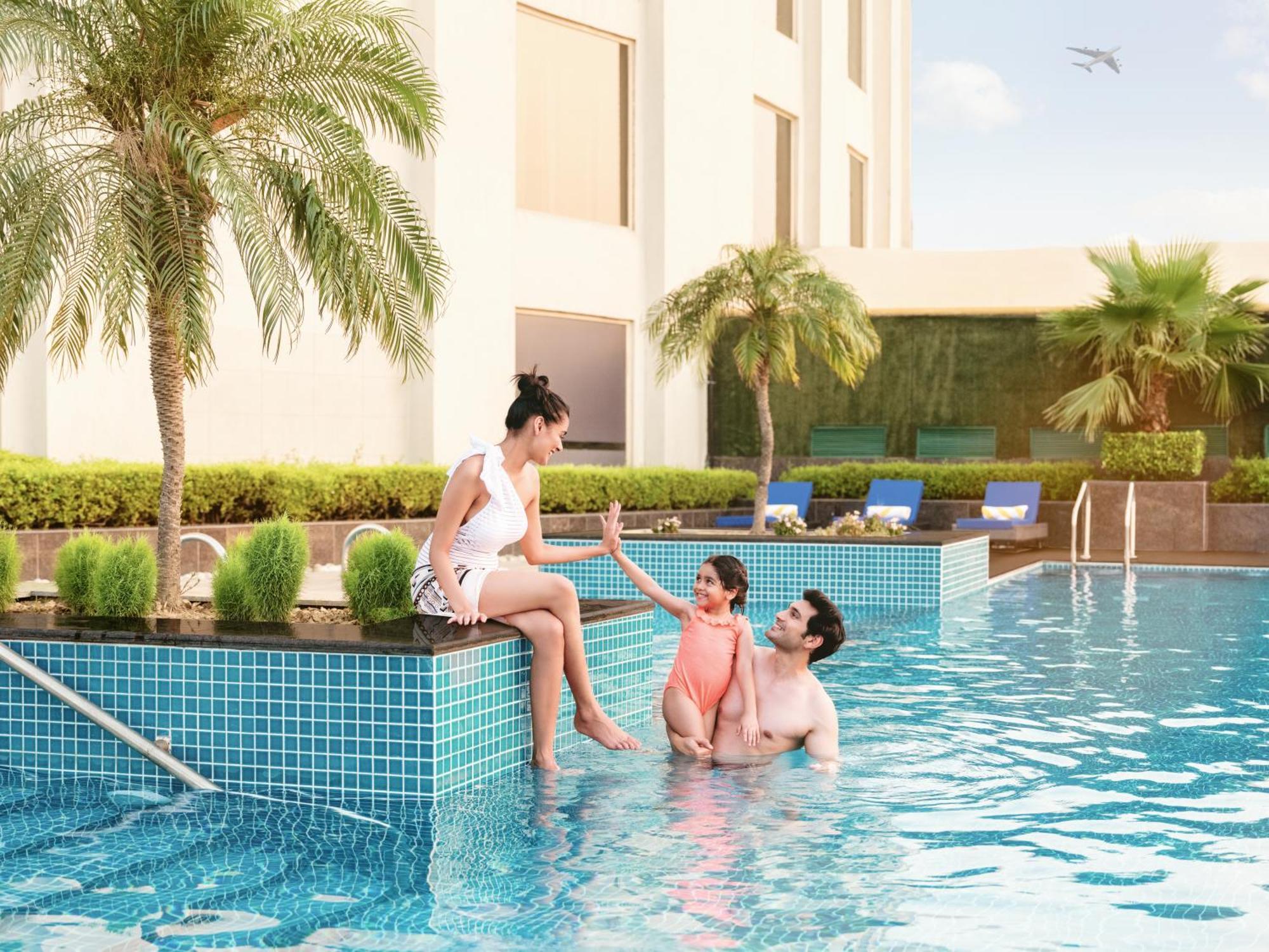 Radisson Blu Hotel New Delhi Dwarka Exterior foto Swimming pool at the hotel