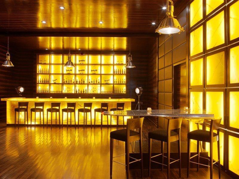 Radisson Blu Hotel New Delhi Dwarka Exterior foto The bar at the hotel